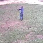 Un jeune archer de 5 ans manque de tuer son père