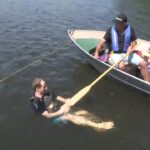 Comment aider quelqu'un à embarquer dans l'embarcation lors d'une chute