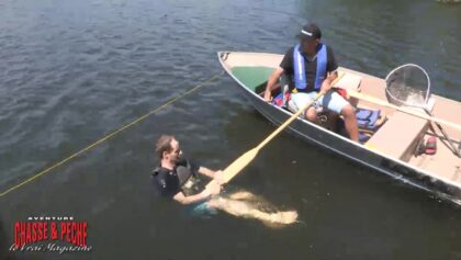Comment aider quelqu'un à embarquer dans l'embarcation lors d'une chute