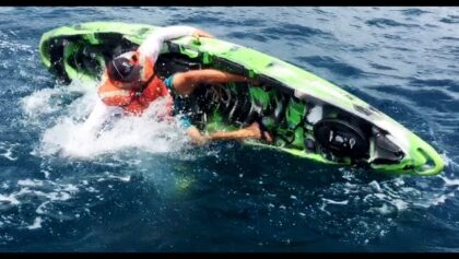 Il chavire son kayak en combattant avec un requin