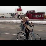 Un homme transporte un chevreuil en vélo
