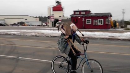 Un homme transporte un chevreuil en vélo