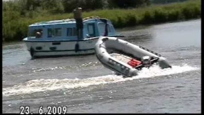 Un idiot au contrôle d'un bateau pneumatique - Fail (échec)