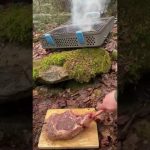 Steak de Tomahawk dans le bois. Saisi à l'envers et grillé à la perfection. Fumé et juteux