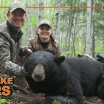 Première chasse à l'ours pour la femme de ce chasseur!