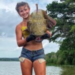 CATFISH NOODLING : Grande journée de capture d'énormes silures ! Hannah Barron attrape un poisson-chat à tête plate de 40lb !