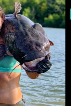 Hannah attrape un énorme poisson-chat avec ses mains dans l'Illinois ! Pêche à la main - Catfish Noodling !