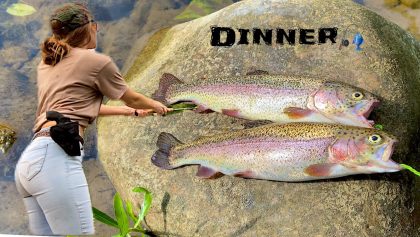 Pêche à la truite dans la rivière - 6 heures du matin sous la PLUIE ! (Attraper, nettoyer et cuisiner)