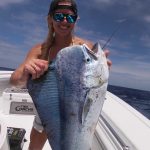 Voyage de pêche pour les filles Mahi Tournage d'une émission de télévision pour Two Conchs Sportsfishing